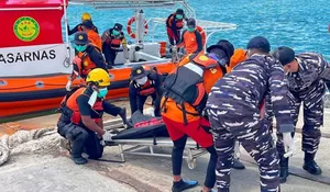 TNI AL dan SAR evakuasi jenazah diduga ABK KM Ocean Three di Perairan Natuna 