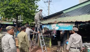 Pemkab Aceh Besar bongkar bangunan langgar aturan