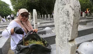 Aksi bersih Taman Makam Pahlawan