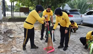 Polda Aceh dan Polres jajaran bersihkan rumah ibadah sambut HUT RI