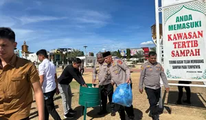 Usai peringatan Hari Damai Aceh, polisi genggam sapu lidi