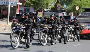 Konvoi Polisi cegah massa perusuh
