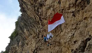 MMF kibarkan merah putih di bukit terjal Lampuuk