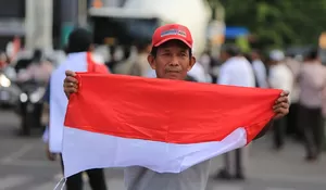 Pembagian bendera gratis di kawasan Masjid Raya