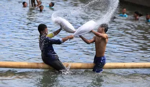 Pukul bantal, semarak kemeriahan HUT RI di Aceh