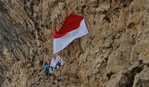 Komunitas pemancing kibarkan bendera merah putih di bukit terjal Lampuuk