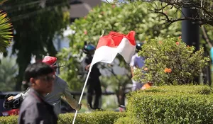 Usai geledah pendopo massa cabut bendera
