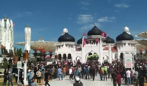 Hari damai, ribuan orang di Masjid Raya Baiturrahman Banda Aceh