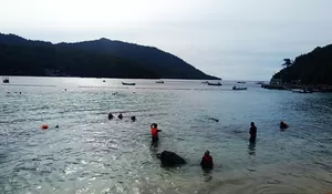 Menikmati senja dipantai "sorga bawah laut" Pulau Rubiah