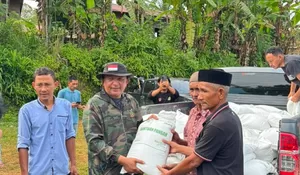 Bupati Galus terobos medan terjal, antar bantuan pangan warga pedalaman