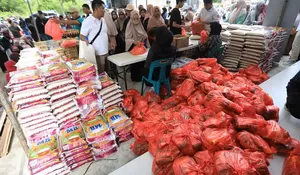 Antrean warga paket sembako subsidi