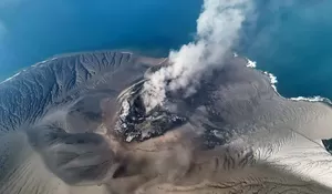 Usai erupsi menerus 25 jam, aktivitas Anak Krakatau terus dipantau 