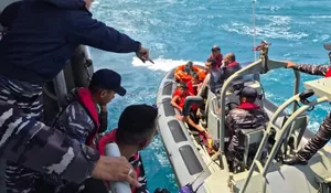 TNI AL evakuasi 22 korban selamat kecelakaan KM Virgo Transport 8 di Laut Jawa