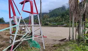 Jembatan gantung diterjang banjir di Gayo Lues