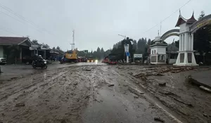 Pembersihan material pascabanjir Solok, akses jalan mulai pulih