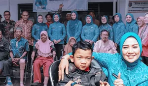 Ketua TP PKK Provinsi Lampung Ibu Purnama Wulan Sari Mirza Serahkan 15 Paket Kaki Palsu kepada Penerima Manfaat