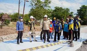 Gubernur Mirza Tinjau Perbaikan Jalan Gunung Sugih