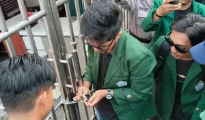 Aspirasi Diabaikan, Gerbang Kejati Lampung Digembok Mahasiswa