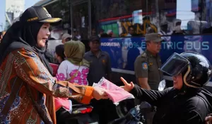 Sambut HUT ke-81 RI, Eva Dwiana Bagikan 10 Ribu Bendera Merah Putih