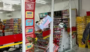 Kurir Tabrak Alfamart di Desa Tanah Harapan, Diduga Hindari Truk