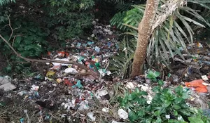 Tumpukan Sampah Penuhi Aliran Sungai Balatieng di Perbatasan Kindang–Sapobonto