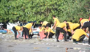 Polres Bulukumba Gelar Aksi Bersih Pantai Merpati, Dorong Kesadaran Lingkungan