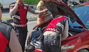 Polisi Sigap Evakuasi Mobil Mogok, Lalin Bulukumba Kembali Lancar