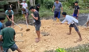 Warga Desa Garuntungan Swadaya Perbaiki Jalan Rusak, Dua Anggota DPRD Turut Membantu