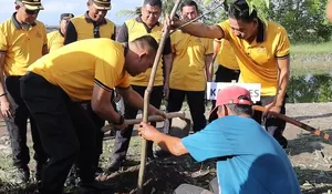 Polres Bulukumba Tanam Pohon dan Bersihkan Pantai, Wujudkan Lingkungan Asri di Hari Bhayangkara ke-80