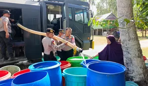 Kemarau Mencekik, Polisi Bulukumba Turun Bawa Air Bersih ke Warga