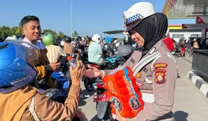 Antrean BBM Mengular, Polwan Bulukumba Hadir Bagi Air dan Permen
