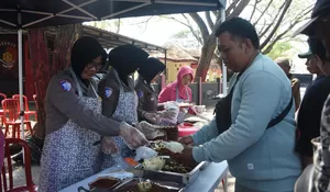 Jumat Berkah, Polres Bulukumba Bagikan Makanan Gratis