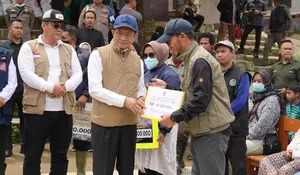 Menag Salurkan Bantuan Rp596 Juta untuk Madrasah, Guru, dan Siswa Terdampak Longsor Cisarua