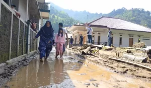 Banjir Bandang hingga Longsor Hantam Kota Sukabumi, Rumah dan Masjid Rusak Parah: Ratusan Warga Terpaksa Mengungsi 