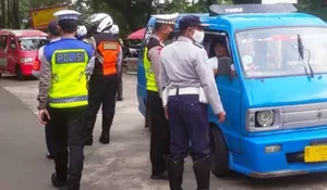 Komnas Depok Pasang Stiker Aduan Masyarakat di Angkot Setelah Viral Video Pria Pamer Kelamin di Angkot