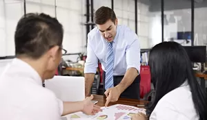 Cara Menghadapi Bos yang Terlalu Mengatur