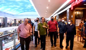 Potret Presiden Jokowi Jalan-jalan ke Mal di Kota Manado