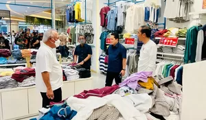 Presiden Jokowi Ajak Tiga Menterinya Belanja Pakaian Lokal di Mal Pekanbaru