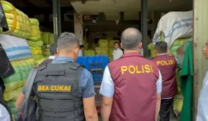 Polisi Gerebek Gudang Penyimpanan Baju Bekas Impor di Jakarta dan Bekasi