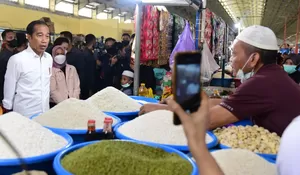 Presiden Jokowi Tinjau Pasar Tramo, Beli Cabai Sekilo Rp40.000 di Jawa Rp90.000