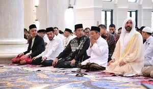 Presiden Jokowi Salat Idulfitri Bersama Ganjar Pranowo di Masjid Sheikh Zayed