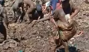 Viral! Warga Riau Berebut Daging di TPA
