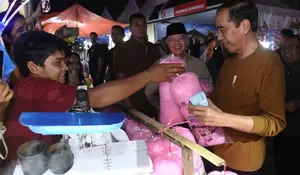 Satu Jam Bersama Masyarakat Bengkulu, Presiden Jokowi Berswafoto dan Membeli Gulali