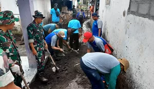 Warga Lumajang Bersihkan Sampah dan Lumpur yang Dibawa Banjir Bandang