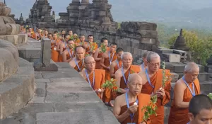 Ribuan Umat Buddha dari Berbagai Negara Ikuti Prosesi Pradaksina, Mengitari Borobudur