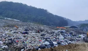 Kebakaran di TPST Sarimukti Bandung Masih Berlangsung, Api Dipadamkan Dengan Helikopter Water Bombing
