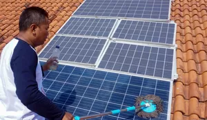 Manfaatkan Cuaca Panas, Pria Jombang Pasang Panel Surya