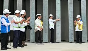 Jokowi Pasang Bilah Pertama Garuda di Kantor Presiden IKN