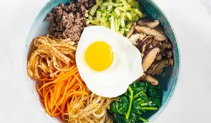 Bibimbap: Kelezatan Hidangan Beras Berwarna-warni dari Korea