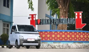 Jokowi Serahkan Mobil Listrik ke SMK Negeri 2 Palembang untuk Siswa Belajar Praktik